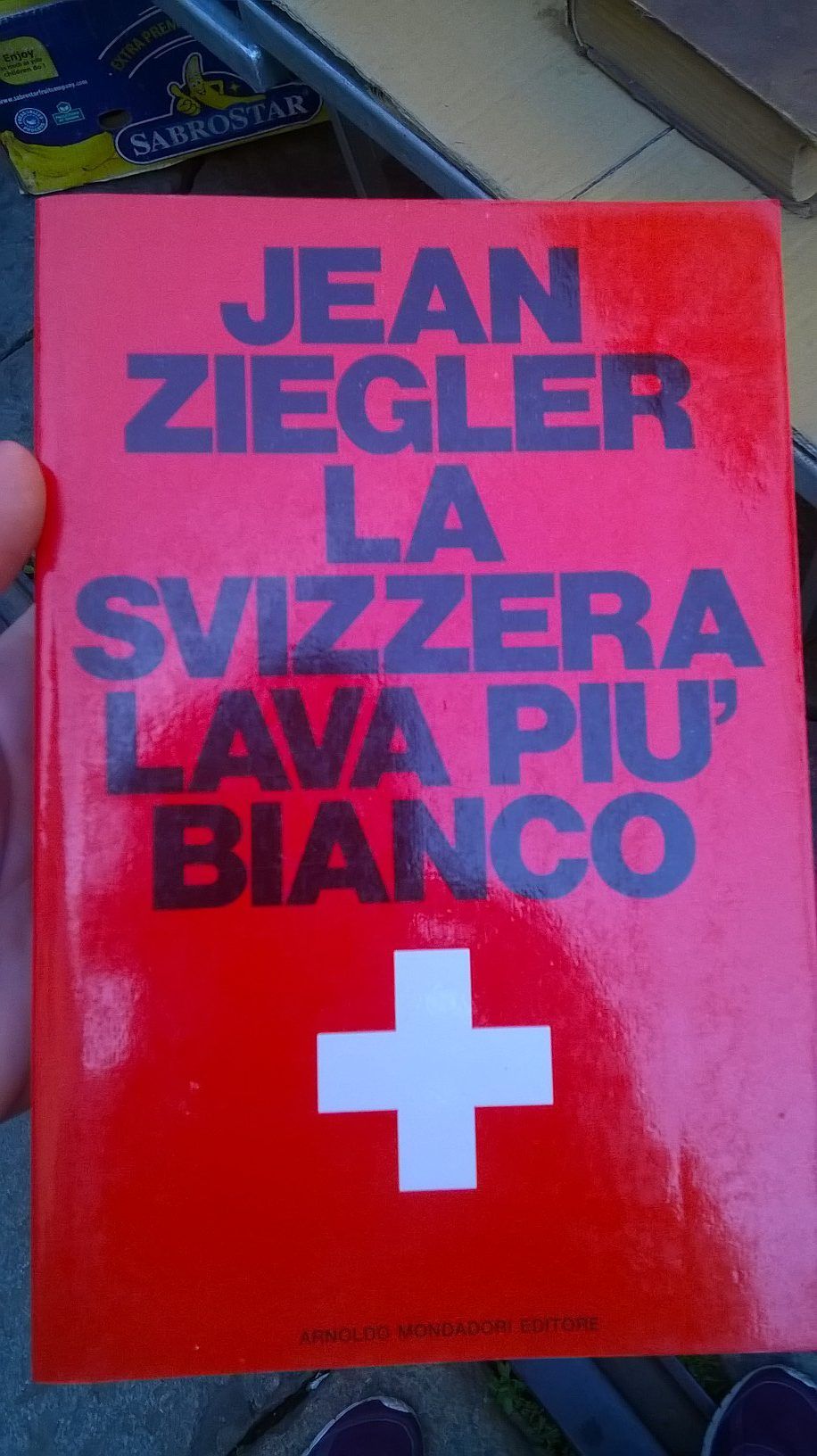 “La Svizzera lava più bianco” di Jean Ziegler al mercatino