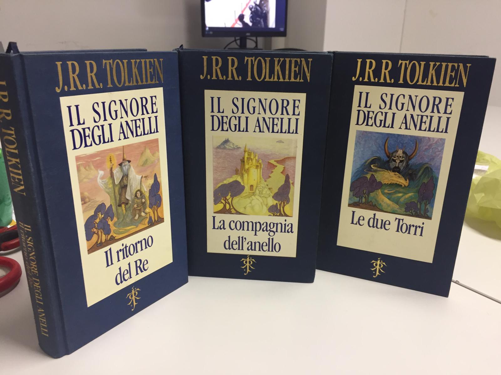 Terminata l’asta su eBay. Il “telata blu” di Tolkien aggiudicato per € 1.384. Da 20 anni non si vedeva una trilogia completa sul mercato!