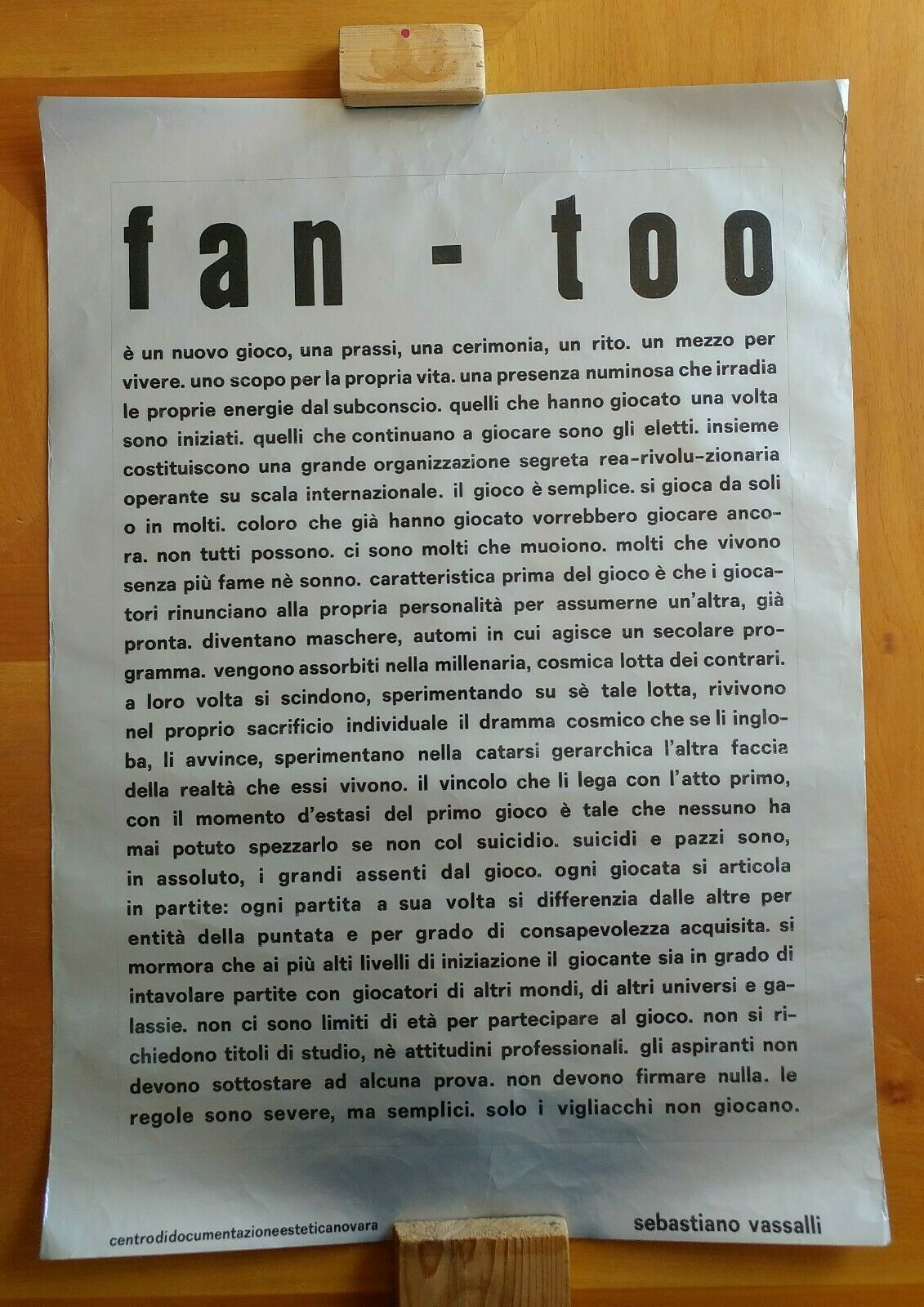 “fan – too” un manifesto di Sebastiano Vassalli in asta su eBay
