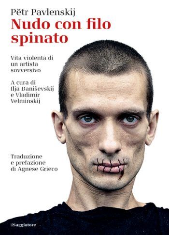 “Nudo con filo spinato”, la fotografia sovversiva di Pëtr Pavlenskij