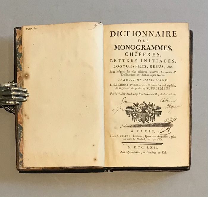 “Dictionnaire des monogrammes, chiffres, lettres initiales”: un manuale per monogrammi e capilettera (1762) in asta