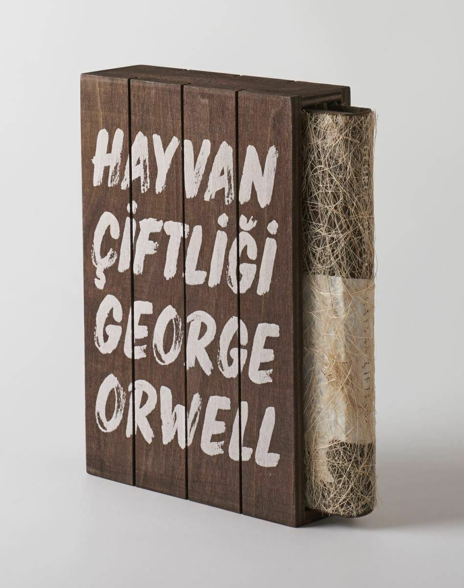Un’edizione esclusiva da collezione de “La fattoria degli animali” di George Orwell con copertina in paglia e custodia in legno