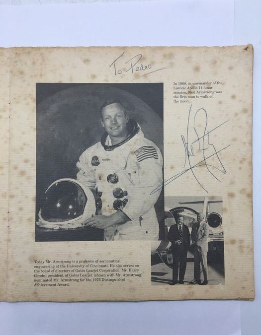 Autografo di Neil Armstrong – il primo uomo a mettere piede sulla Luna – sul libretto del The Wings Club Inc. (1976)