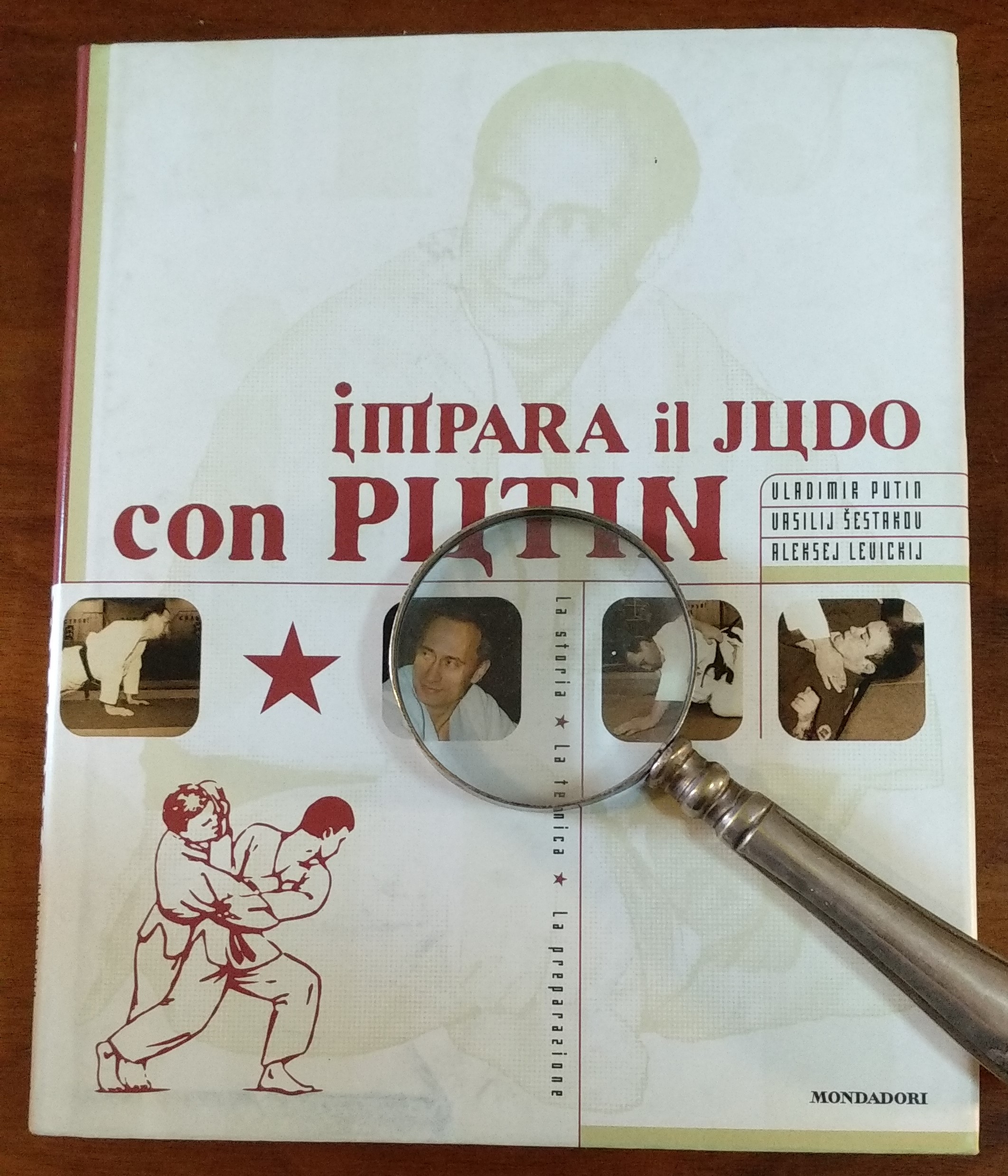 Putin sospeso dalla Federazione mondiale di judo: a ruba le copie del suo libro “Impara il judo con Putin” del 2001
