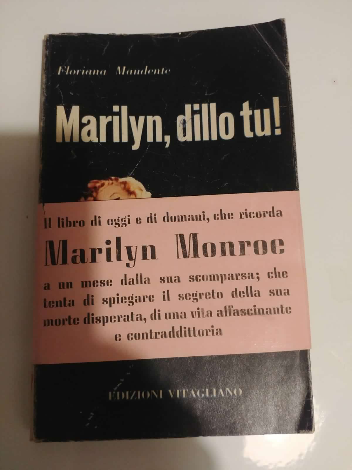 Non c’è dubbio: è proprio questo il primo libro uscito in Italia dopo la morte della diva Marilyn Monroe