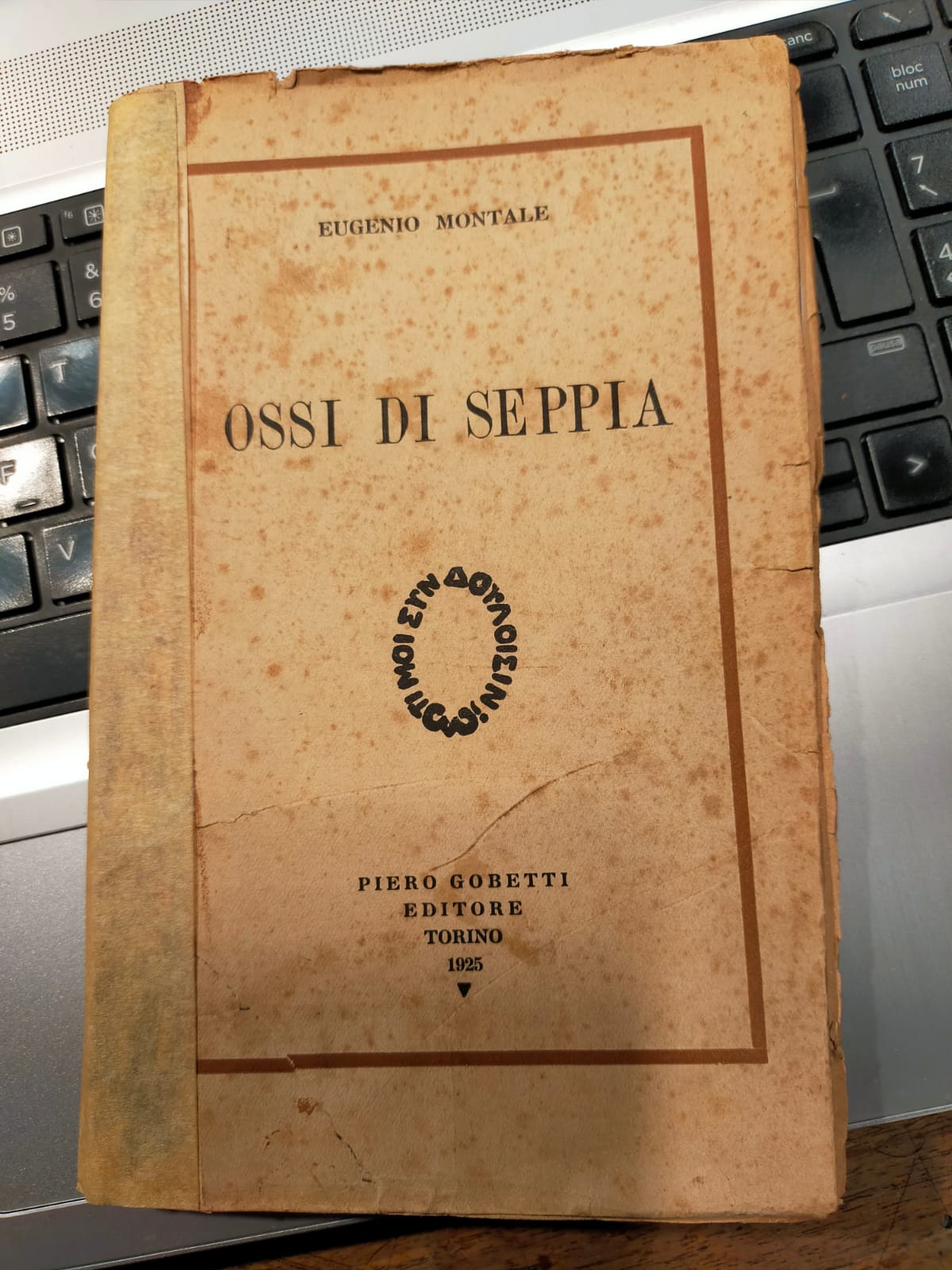 La prima edizione di “Ossi di Seppia” di Eugenio Montale (Piero Gobetti, 1925) trovata oggi in un mercatino a Cremona