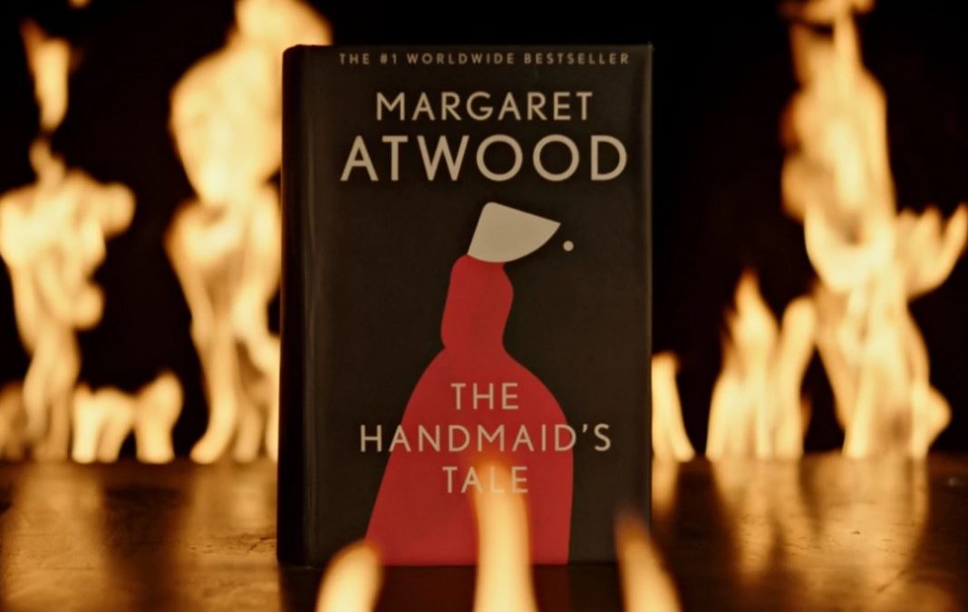 “The Handmaid’s Tale” di Margaret Atwood: in asta su Sothebys un libro che non si può bruciare (letteralmente)