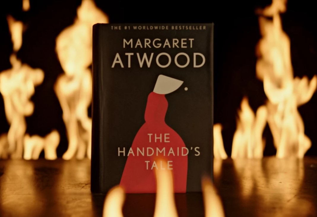 “The Handmaid’s Tale” di Margaret Atwood: in asta su Sothebys un libro che non si può bruciare (letteralmente)