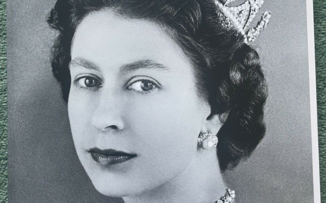 La regina Elisabetta è scomparsa questo pomeriggio: i collezionisti affollano eBay in cerca di gadget (e anche libri)