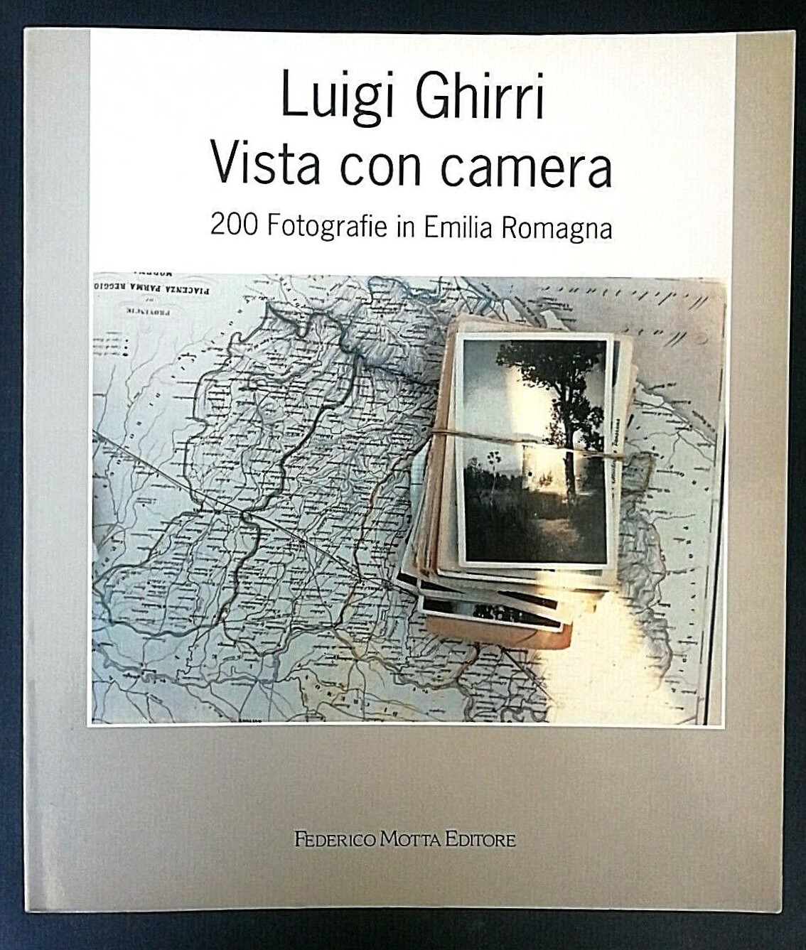 Luigi Ghirri e le sue iconiche 200 fotografie in Emilia Romagna di “Vista con camera” (1992)