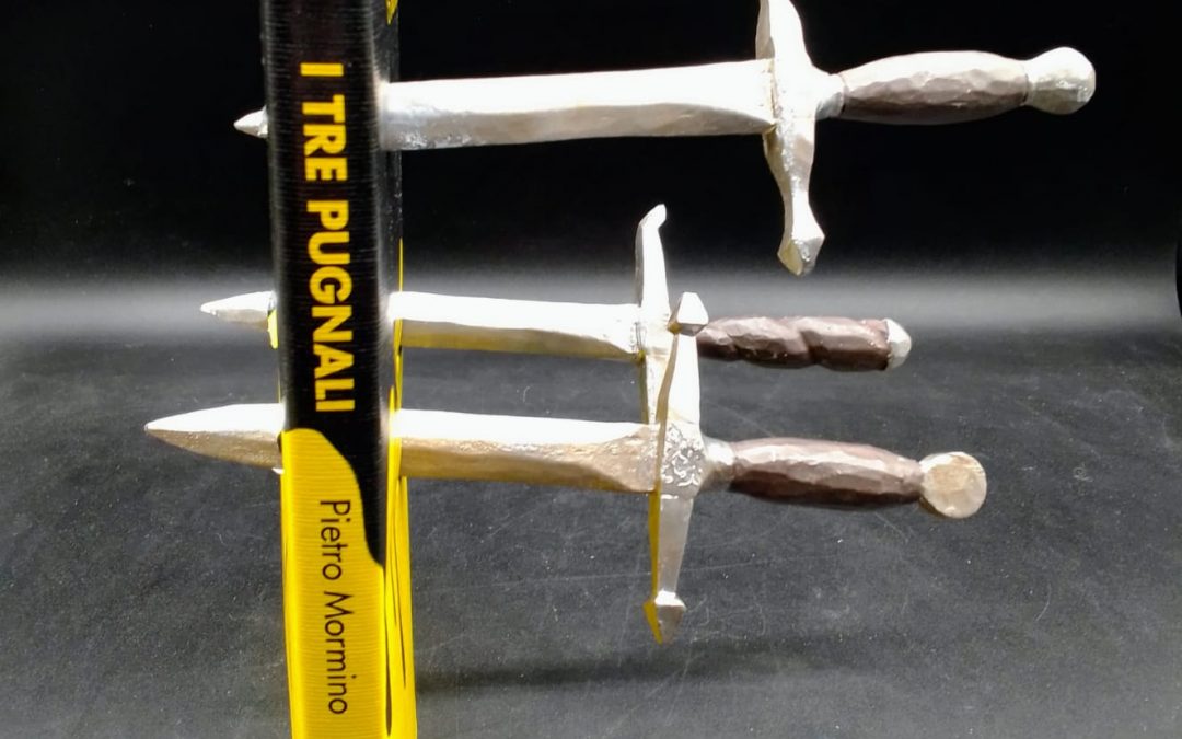 “I tre pugnali” di Pietro Mormino: un concept book con 3 pugnali che trapassano il libro (però leggibile)! 120 €
