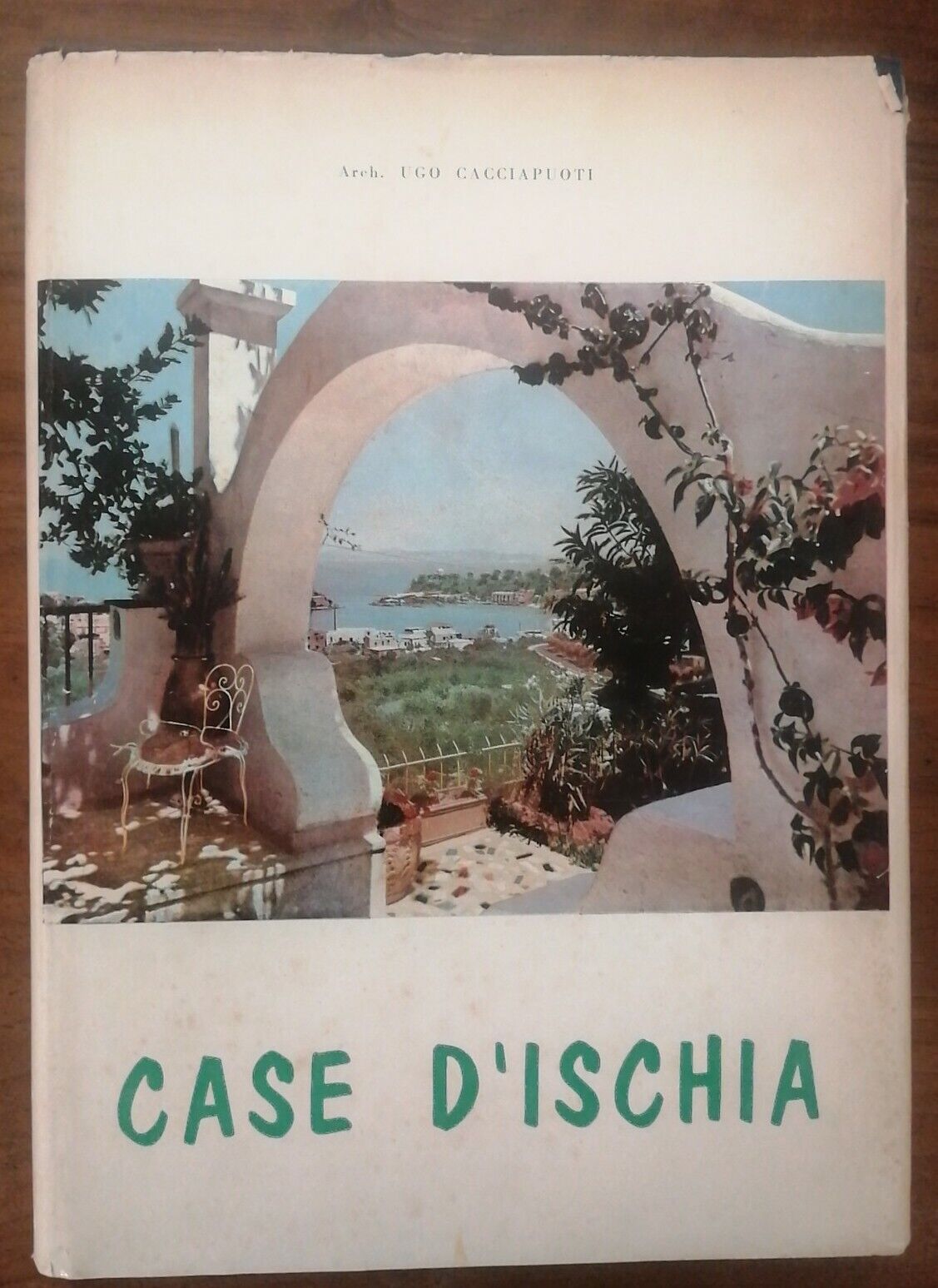 “Case d’Ischia” di Ugo Cacciapuoti (1961): rara copia completa di sovraccoperta per un classico dell’architettura campana