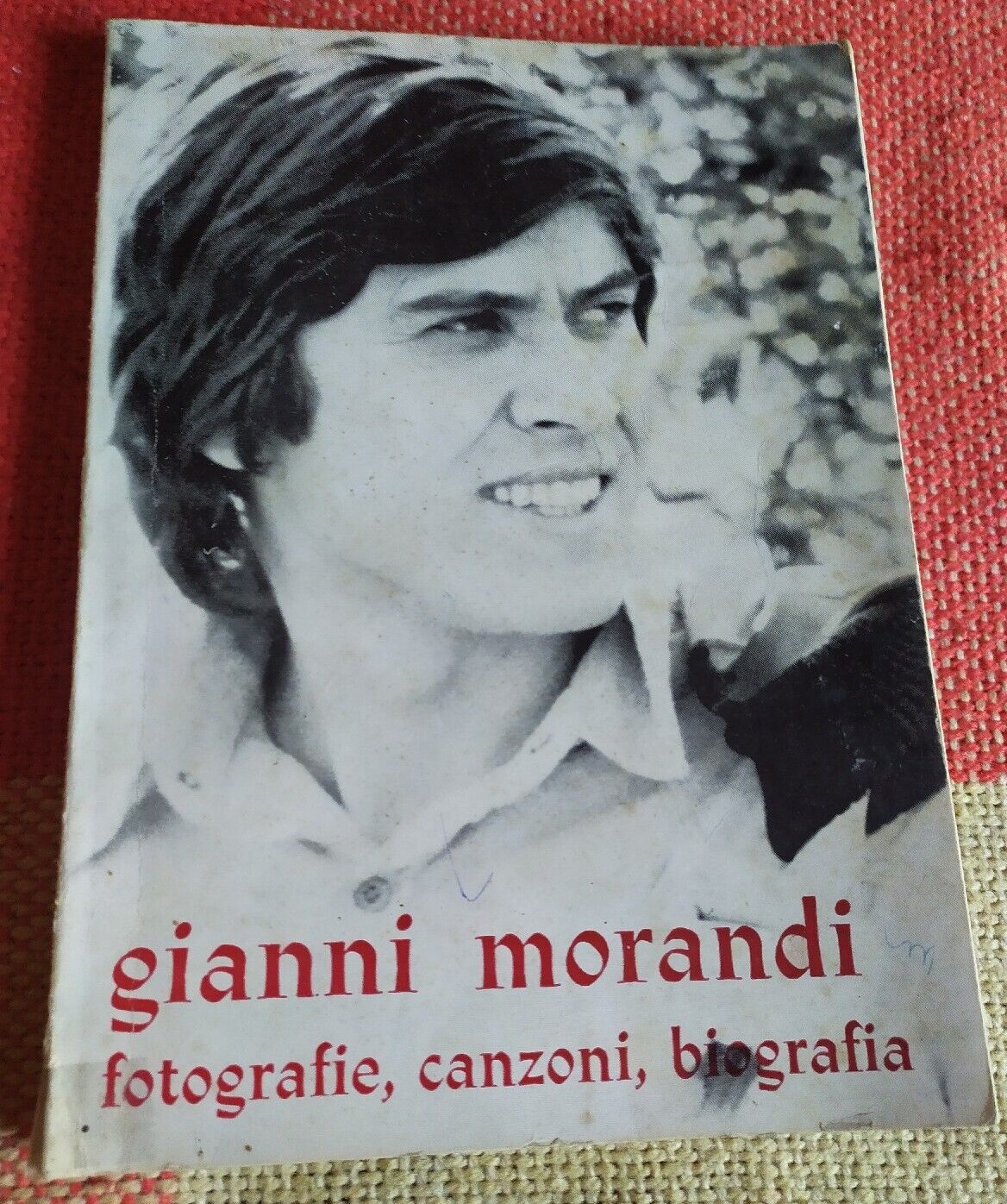 “Gianni Morandi: fotografie canzoni biografia” (1975): libro di culto su Gianni Morandi