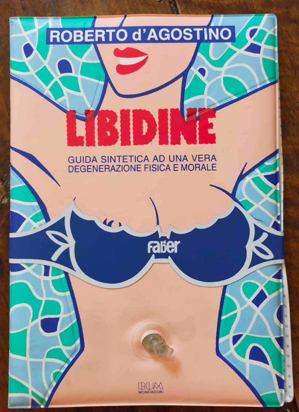 Il primo libro gonfiabile (tutto in plastica) è di Roberto D’Agostino, con “Libidine” (1987)