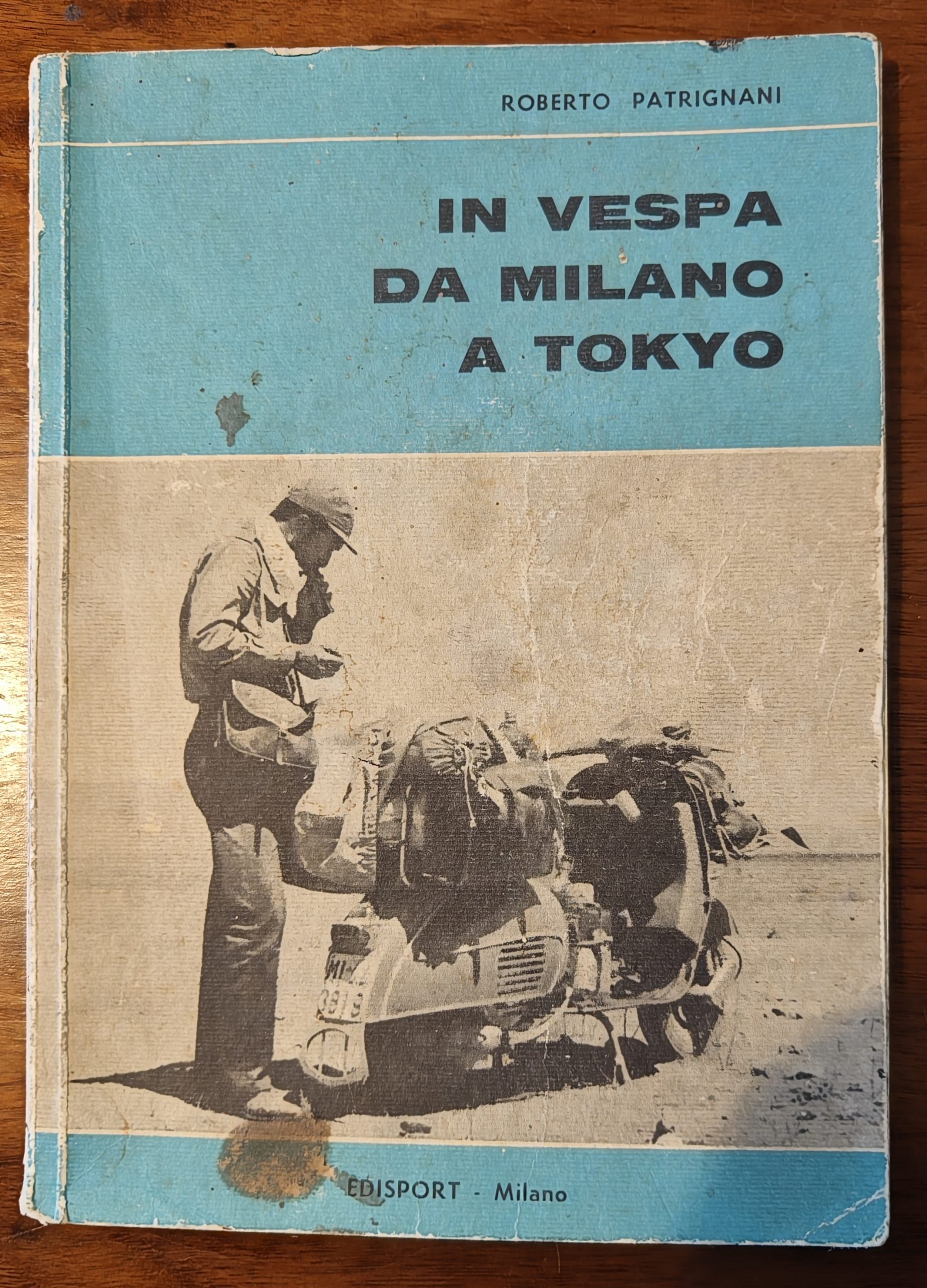 “In vespa da Milano a Tokyo” di Roberto Patrignani: un’icona dell’avventura moderna e un libro ricercato come l’araba fenice