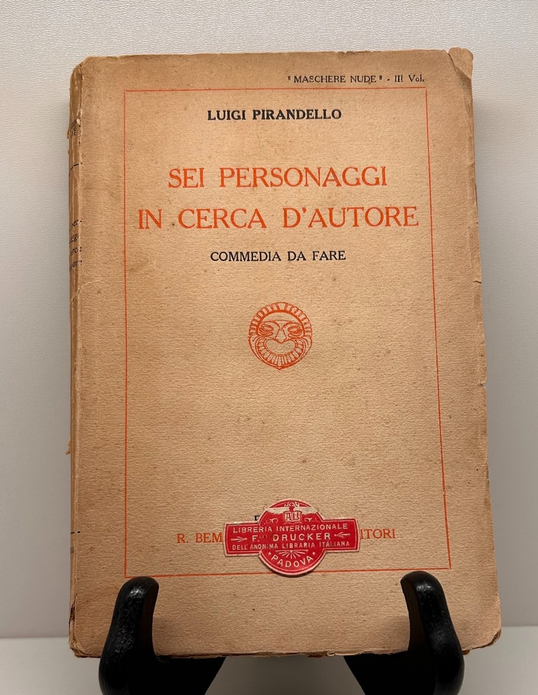 “Sei personaggi in cerca d’autore” (1921) di Luigi Pirandello: quando un’etichetta non guasta!
